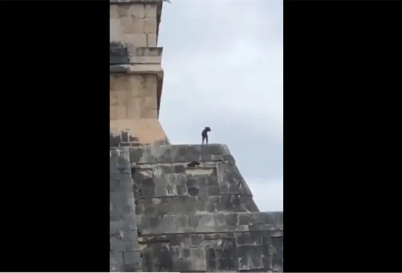 Lomito sube a la cima de la pir&aacute;mide de Chich&eacute;n Itz&aacute; y se vuelve viral