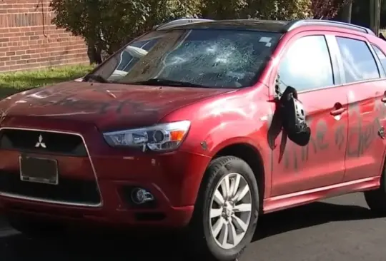 Mujer raya el auto de una desconocida al creer que era de su expareja Mujer raya el auto de una desconocida al creer que era de su expareja