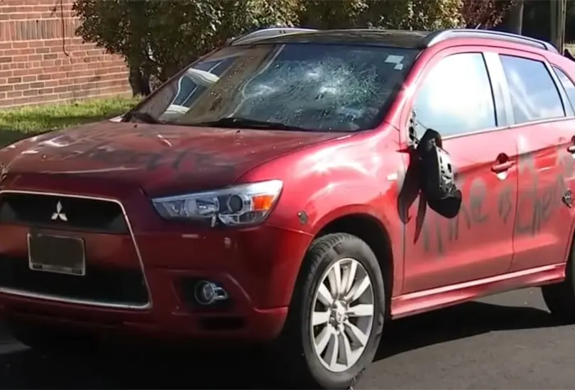 Mujer raya el auto de una desconocida al creer que era de su expareja