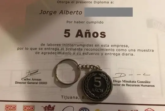 Empleado cumple 5 años en su trabajo y lo premian con un llavero