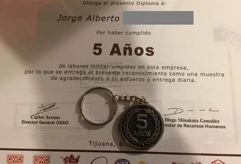 Empleado cumple 5 a&ntilde;os en su trabajo y lo premian con un llavero