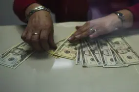 Este es el precio del dólar hoy lunes 27 de octubre 2025