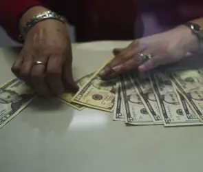 Este es el precio del dólar hoy lunes 27 de octubre 2025