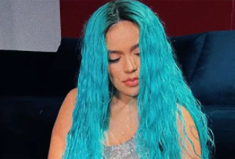 Karol G cae en pleno concierto y fans ponen en evidencia uso de playback