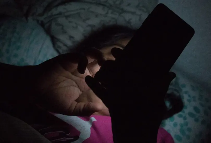 Una mujer revisa el celular de su esposo y descubre que quer&iacute;a matarla