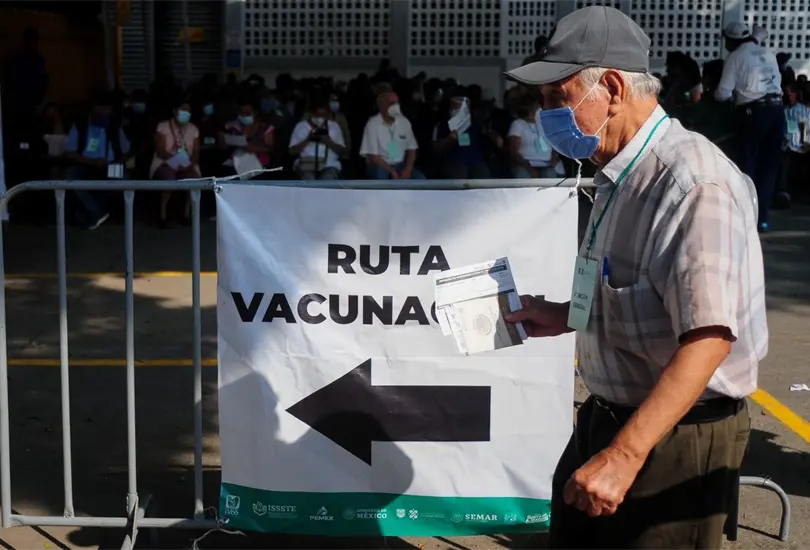 Vacunaci&oacute;n de refuerzo para adultos mayores comenzar&aacute; este mes: AMLO