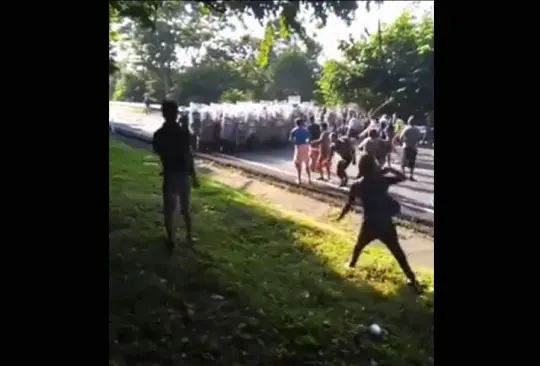 Inmigrantes enfrentan a la Guardia Nacional; 5 elementos resultaron heridos Inmigrantes enfrentan a la Guardia Nacional; 5 elementos resultaron heridos