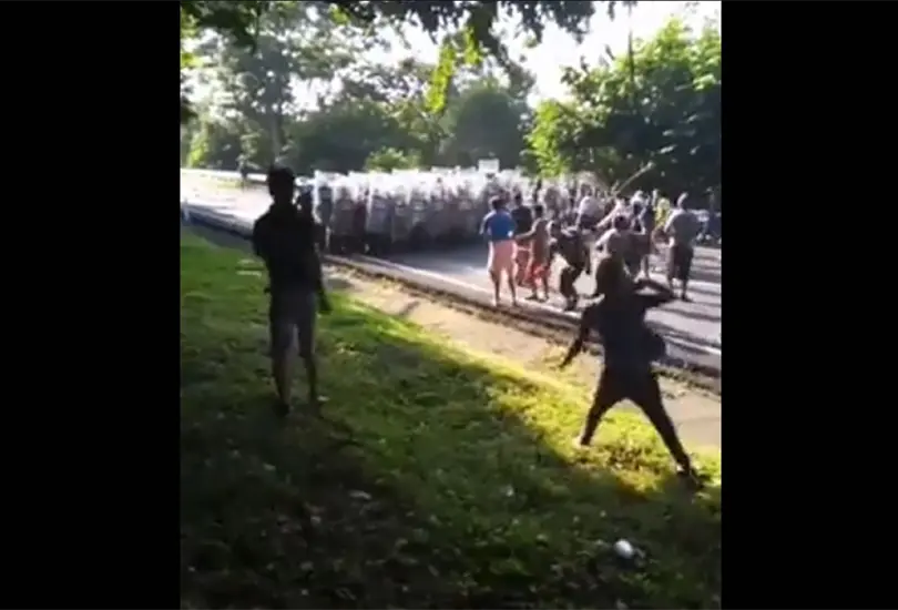 Inmigrantes enfrentan a la Guardia Nacional; 5 elementos resultaron heridos Inmigrantes enfrentan a la Guardia Nacional; 5 elementos resultaron heridos
