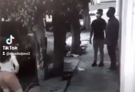 #VIDEO Hombre se esconde de su esposa en un &aacute;rbol y sus vecinos lo delatan