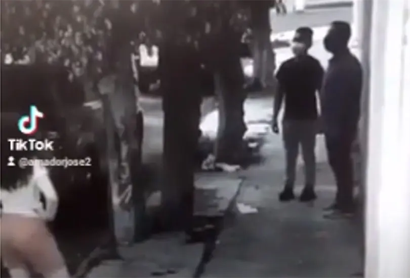#VIDEO Hombre se esconde de su esposa en un árbol y sus vecinos lo delatan #VIDEO Hombre se esconde de su esposa en un árbol y sus vecinos lo delatan
