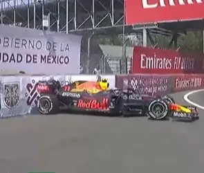 Checo Pérez pierde el control de su auto y choca contra muro de contención 