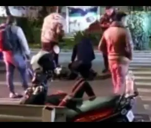 VIDEO: Ciclista se pasa el alto y es embestido por el conductor de una motocicleta