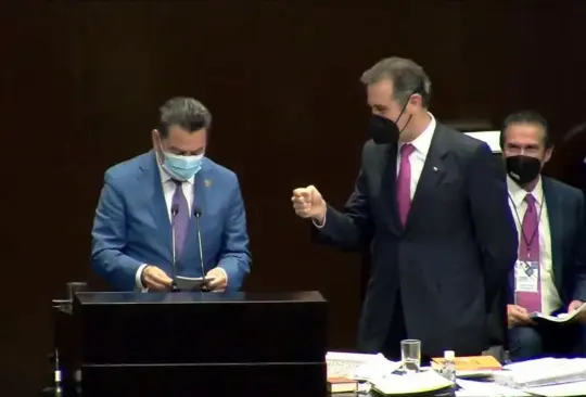 No sea igualado, dice diputado morenista a Lorenzo Córdova por darle una palmada No sea igualado, dice diputado morenista a Lorenzo Córdova por darle una palmada