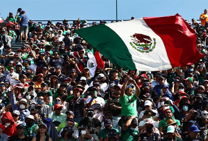 Checo Pérez hace historia y sube al podio en el Gran Premio de México Checo Pérez hace historia y sube al podio en el Gran Premio de México