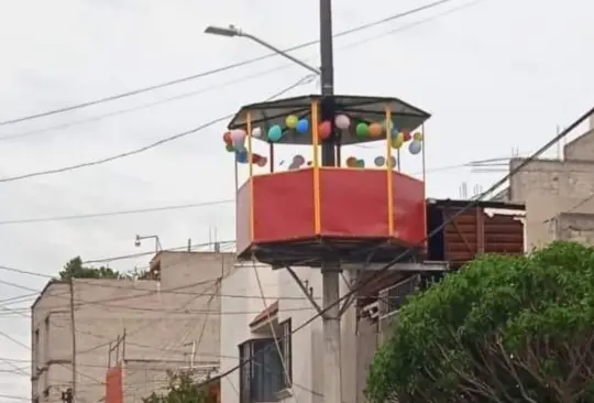 Acusan a persona de crear un salón de fiestas en un poste de luz 