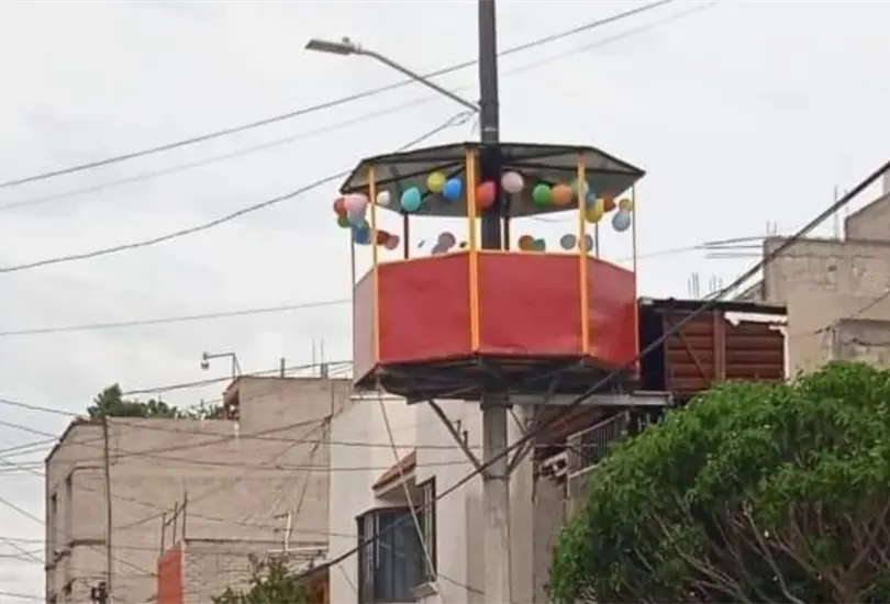 Acusan a persona de crear un sal&oacute;n de fiestas en un poste de luz 