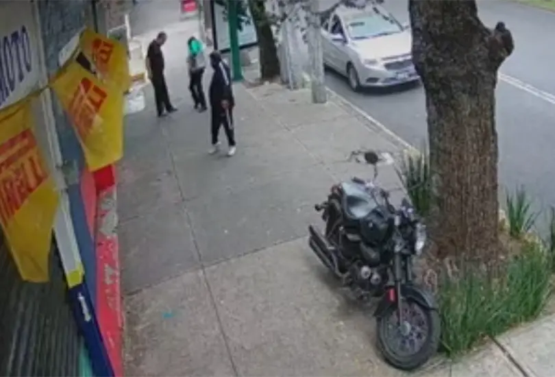 La mancha de mostaza: pareja exhibe forma de asalto en la CDMX