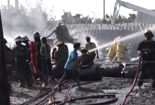 Mujer provoca incendio en depósito de petróleo debido al estrés que le causó su jefe Mujer provoca incendio en depósito de petróleo debido al estrés que le causó su jefe