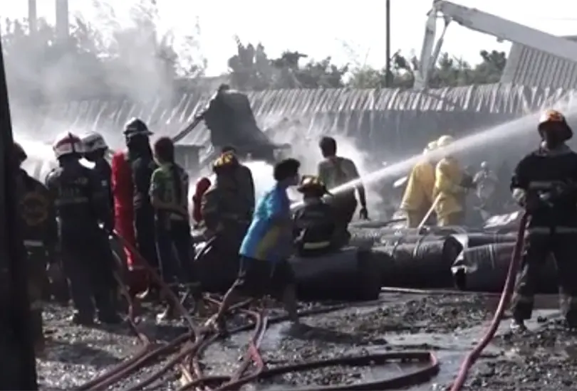 Mujer provoca incendio en dep&oacute;sito de petr&oacute;leo debido al estr&eacute;s que le caus&oacute; su jefe