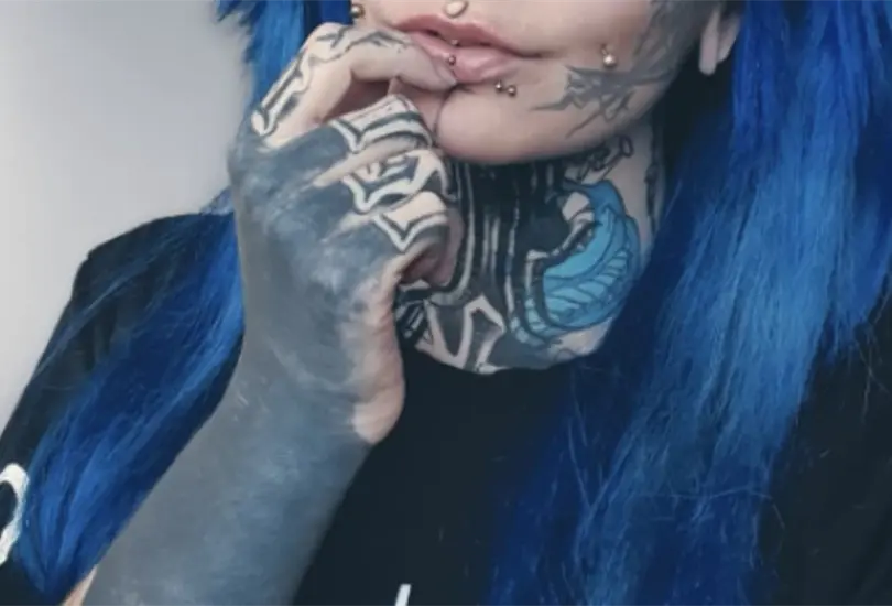 Madre con tatuajes denuncia discriminaci&oacute;n en la escuela de sus hijos