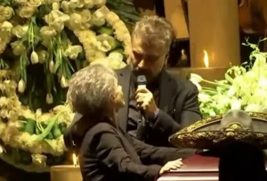 Alejandro Fernández despide a su papá Vicente Fernández cantando Alejandro Fernández despide a su papá Vicente Fernández cantando