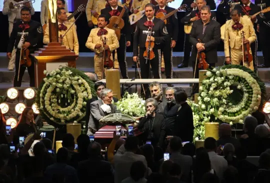 Volver volver, así cerró Alejandro Fernández el funeral de su padre Vicente Fernández