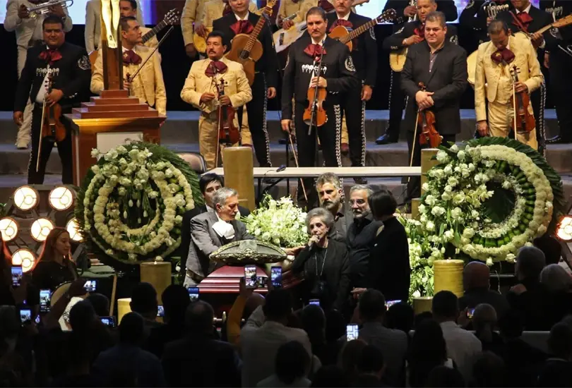 Volver volver, as&iacute; cerr&oacute; Alejandro Fern&aacute;ndez el funeral de su padre Vicente Fern&aacute;ndez