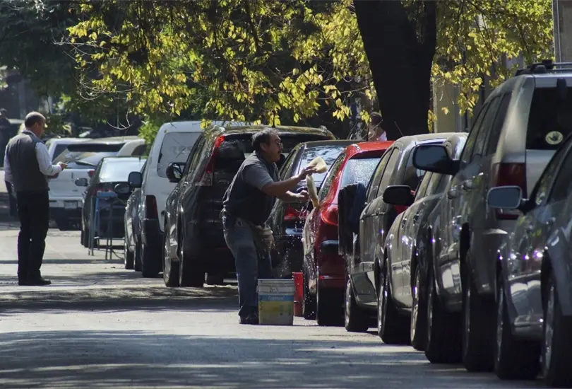 Consideras estacionarte frente a la salida de un auto un ratito, piénsalo dos veces Consideras estacionarte frente a la salida de un auto un ratito, piénsalo dos veces
