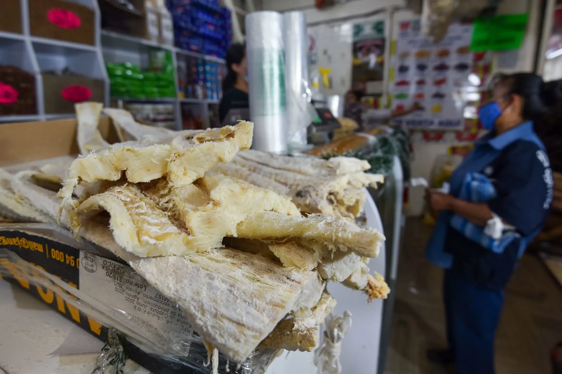 Carne de res y cerdo, y el tradicional bacalao es lo que busca más en estas fechas las personas para la preparación de la cena navideña. Fuente: Crisanta Espinosa/ Cuartoscuro