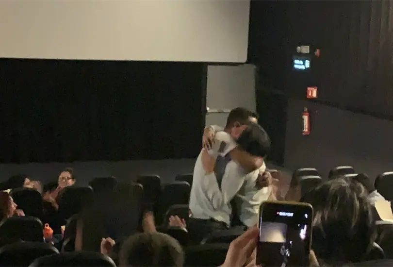 Propone matrimonio a su novia en estreno de Spider-Man: No Way Home | FOTO