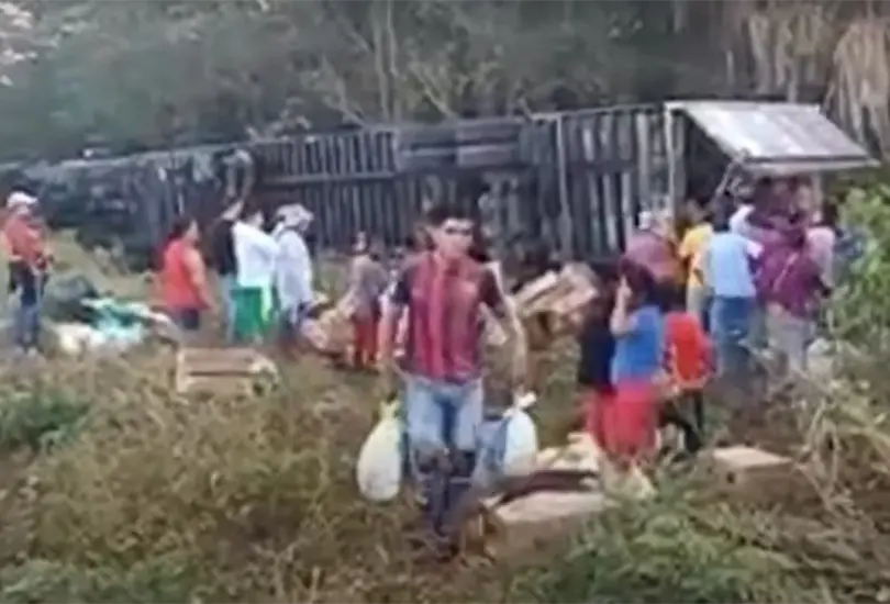 VIDEO: Vuelca tr&aacute;iler con pavos y pobladores se dan a la rapi&ntilde;a