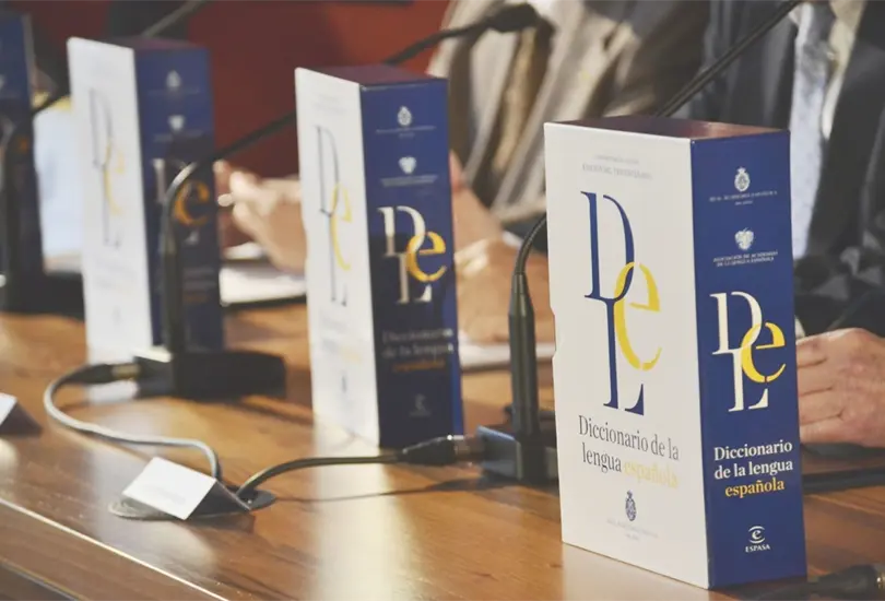 Transg&eacute;nero, poliamor y nueva normalidad, las palabras que la RAE agreg&oacute; a su diccionario este 2021 