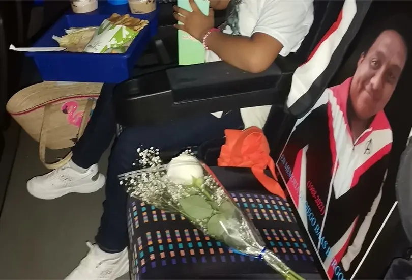 Mujer lleva foto de su esposo fallecido a estreno de Spider-Man: No Way Home; este asiento no se iba a quedar solo
