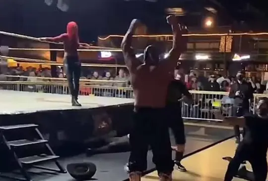 ¡Escándalo! Árbitro se habría dejado apuñalar por dinero durante pelea de lucha libre