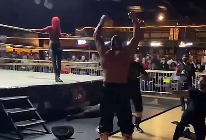&iexcl;Esc&aacute;ndalo! &Aacute;rbitro se habr&iacute;a dejado apu&ntilde;alar por dinero durante pelea de lucha libre