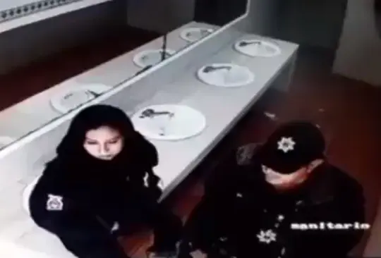 Por besarse, policías rompen lavabo de un baño público y video se hace viral Por besarse, policías rompen lavabo de un baño público y video se hace viral