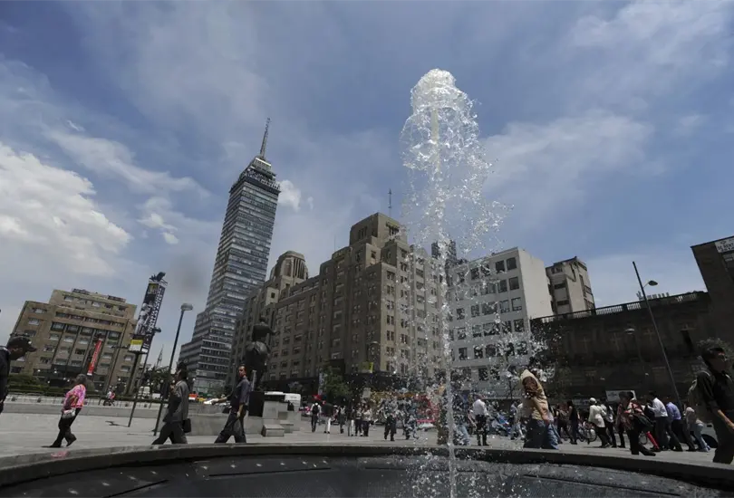 Youtuber escala Torre Latinoamericana sin protección Youtuber escala Torre Latinoamericana sin protección