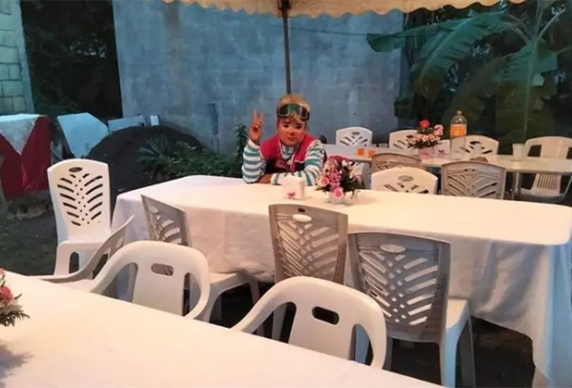 Dejan plantada a ni&ntilde;a en su cumplea&ntilde;os, s&oacute;lo llega el payasito y salva la fiesta