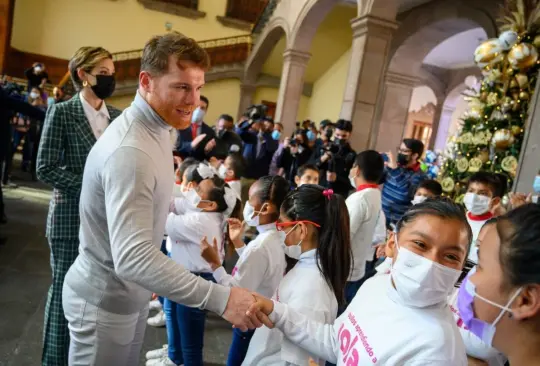 De boxeador a Santa, Canelo llega en tráiler con miles de juguetes para niños en NL