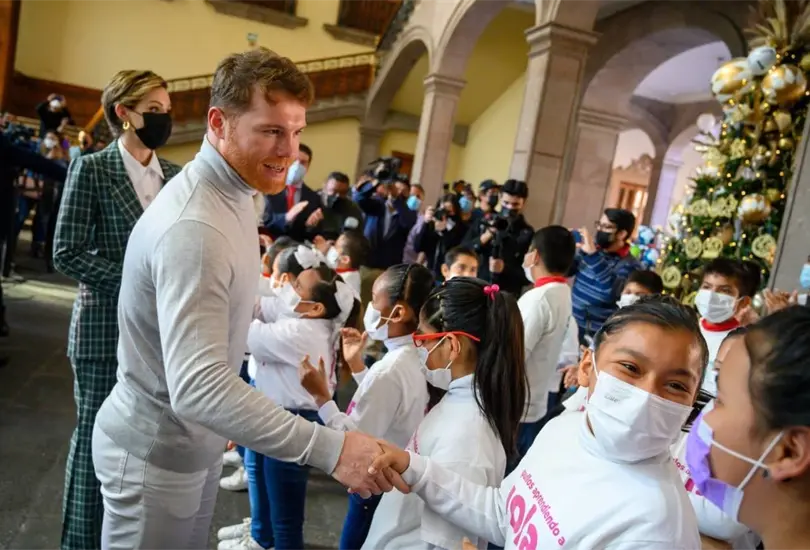 De boxeador a Santa, Canelo llega en tr&aacute;iler con miles de juguetes para ni&ntilde;os en NL