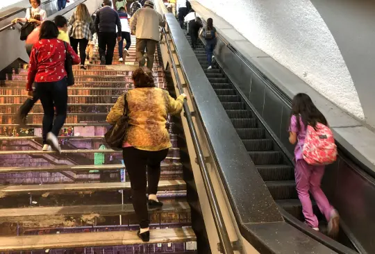 Escalera eléctrica cambia de dirección y provoca caída de decenas de personas | VIDEO Escalera eléctrica cambia de dirección y provoca caída de decenas de personas | VIDEO