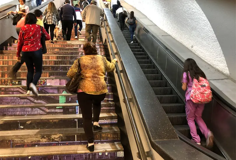 Escalera el&eacute;ctrica cambia de direcci&oacute;n y provoca ca&iacute;da de decenas de personas | VIDEO 