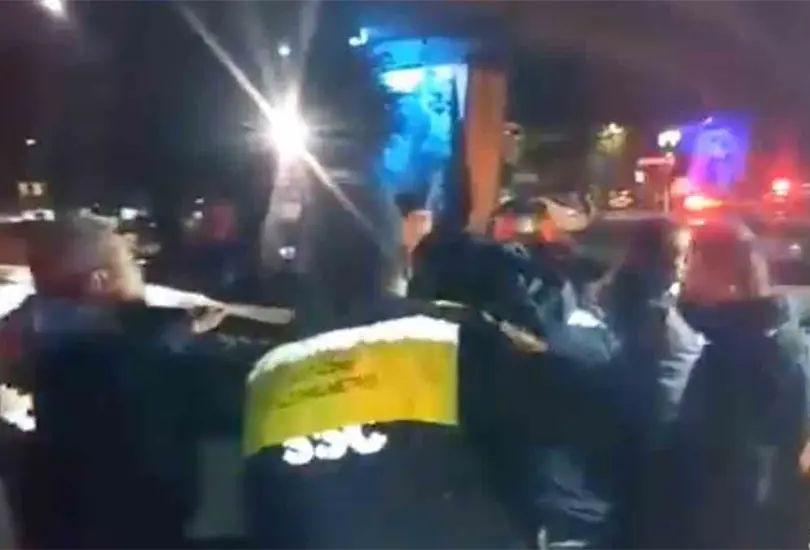 VIDEO: Polic&iacute;as de CDMX en estado de ebriedad provocan pelea en alcohol&iacute;metro