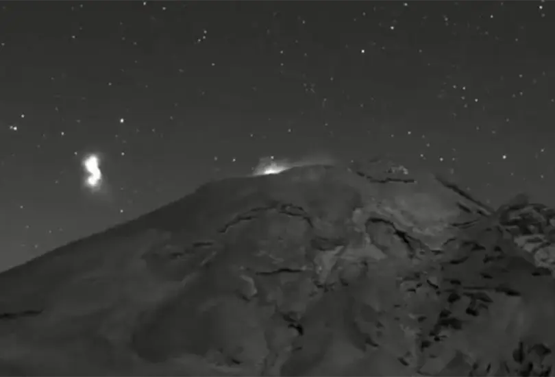 Video: Captan extra&ntilde;o objeto luminoso en el Popocat&eacute;petl