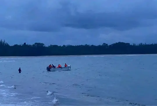 Hombre nada durante 12 horas en el mar para salvar la vida tras caer su helicóptero