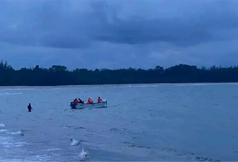 Hombre nada durante 12 horas en el mar para salvar la vida tras caer su helic&oacute;ptero