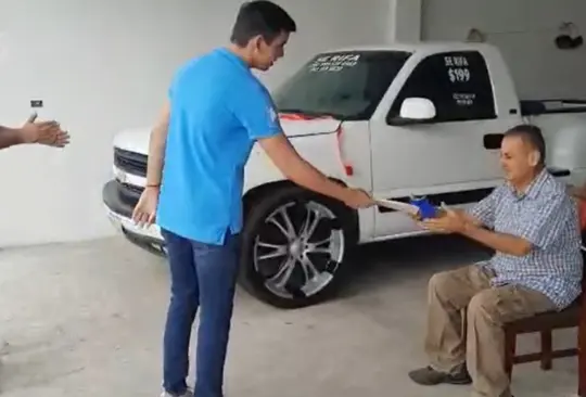 Rifa su camioneta para su tratamiento contra el cáncer y el ganador se la devuelve Rifa su camioneta para su tratamiento contra el cáncer y el ganador se la devuelve