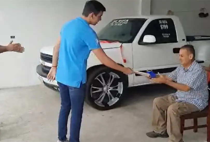 Rifa su camioneta para su tratamiento contra el cáncer y el ganador se la devuelve Rifa su camioneta para su tratamiento contra el cáncer y el ganador se la devuelve