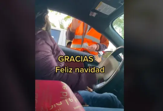Joven compra rosas a abuelito y la acción se vuelve viral Joven compra rosas a abuelito y la acción se vuelve viral