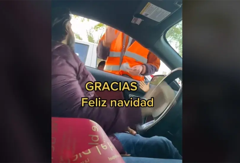 Joven compra rosas a abuelito y la acci&oacute;n se vuelve viral